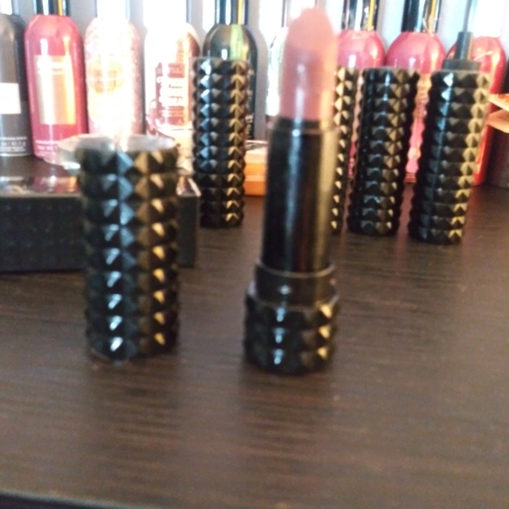 Kat avon D studded kiss lipstick(fullsize)